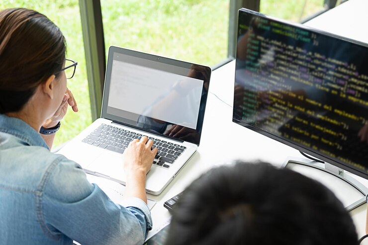 Foto mujer usando una computadora portátil en la mesa en la oficina