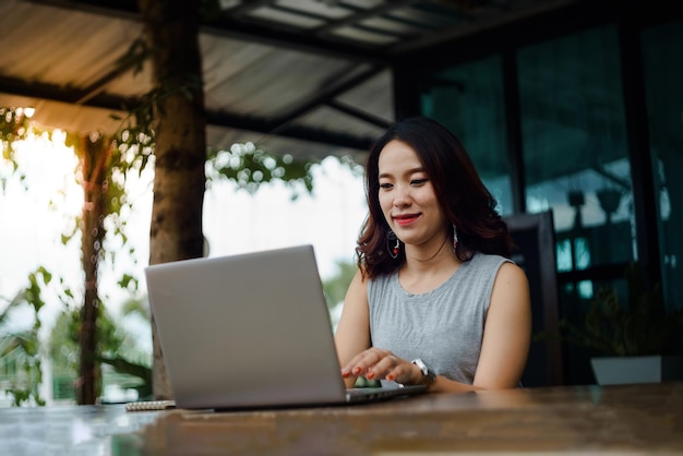 Mujer usando una computadora portátil en la mesa