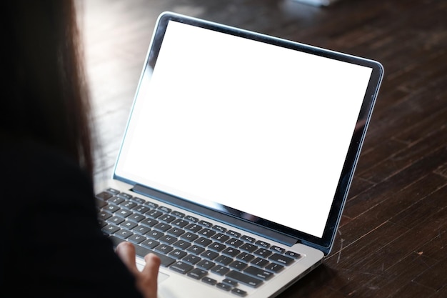 Mujer usando una computadora portátil con pantalla en blanco