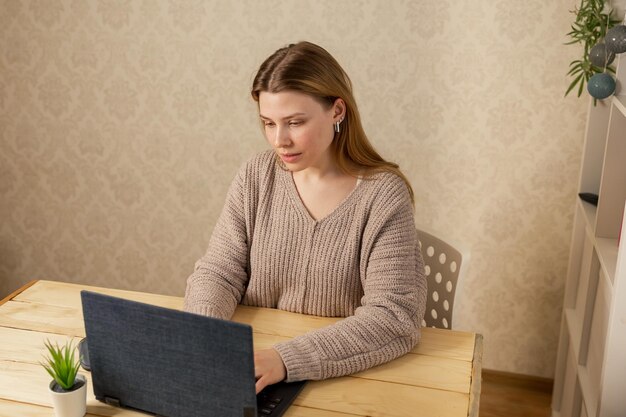 Foto mujer usando computadora portátil en red joven mujer hermosa trabajando