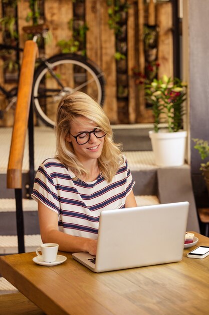 Mujer usando una computadora portátil sentado