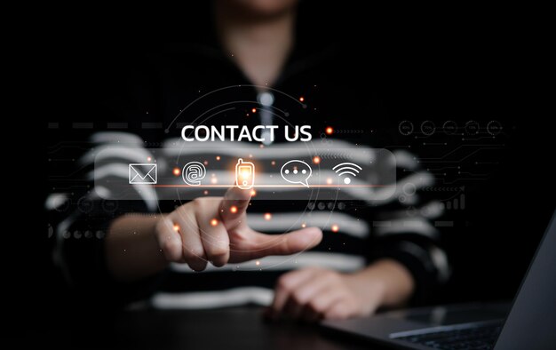 Mujer usando una computadora portátil y tocando en la pantalla virtual iconos de contacto consiste en teléfono dirección de correo electrónico chat en vivo internet wifi Póngase en contacto con nosotros o atención al cliente línea directa de apoyo personas conectan