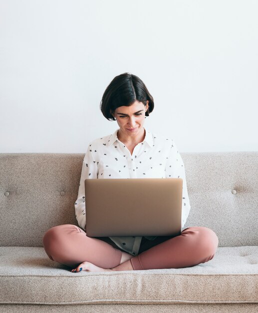 Mujer usando una computadora portátil en el trabajo