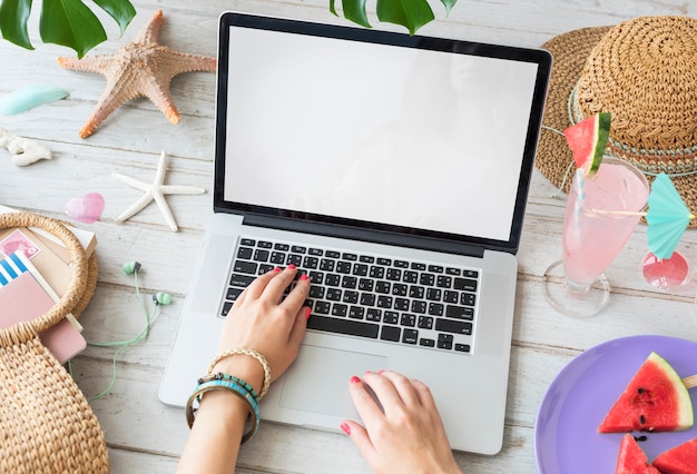 Foto mujer usando computadora portátil