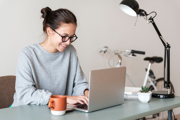 Foto mujer usando computadora portátil