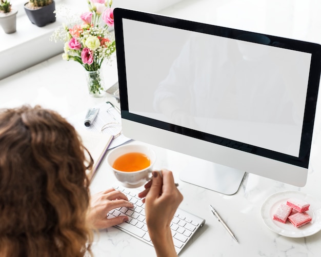 Mujer usando la computadora