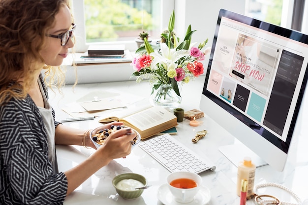 Foto mujer usando la computadora