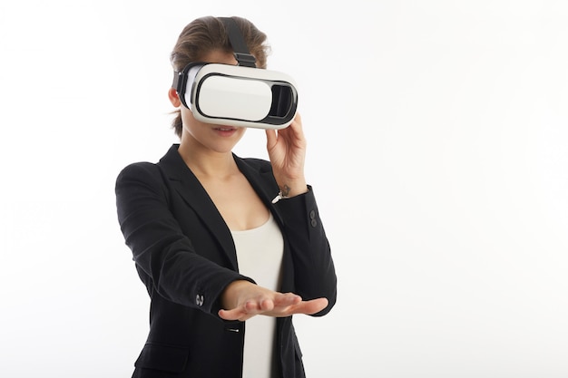 Mujer usando equipo de realidad virtual