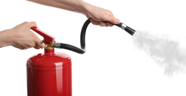 Mujer usando extintor de incendios en primer plano de fondo blanco