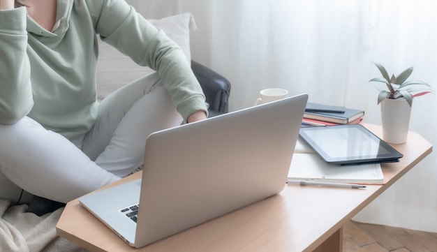 Mujer usando laptop en casa