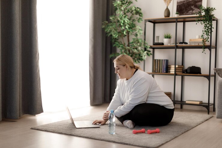 Mujer usando laptop durante el entrenamiento