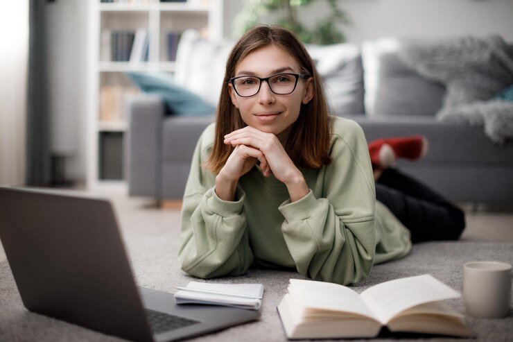 Mujer usando laptop para estudiar