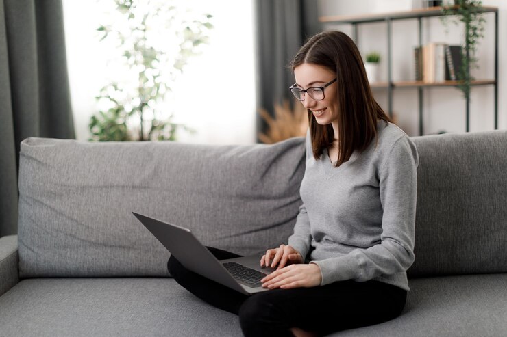 Mujer usando laptop para estudiar