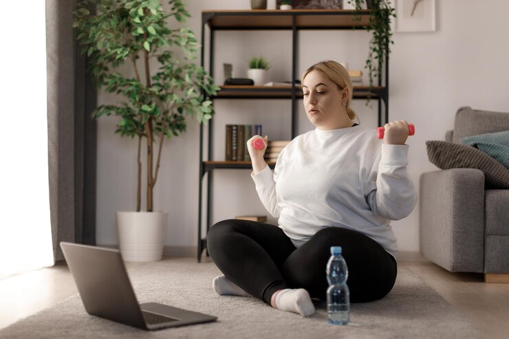 Mujer usando laptop para hacer ejercicio