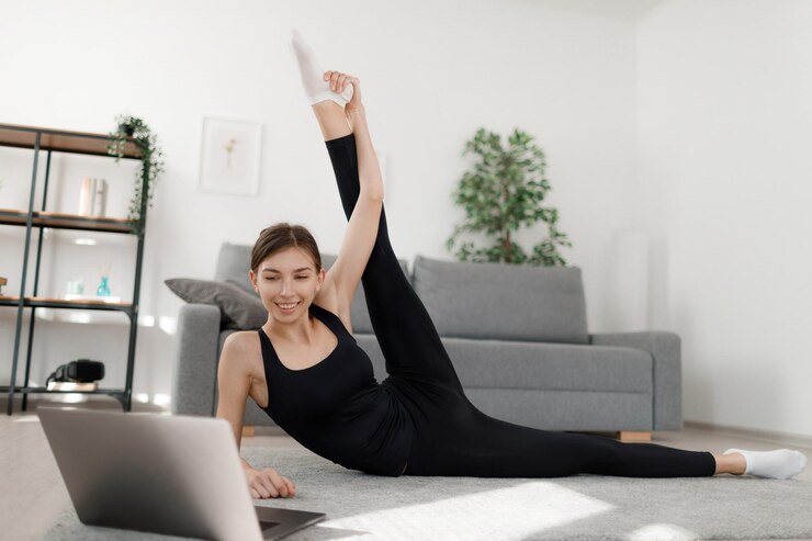 Mujer usando laptop para hacer ejercicio