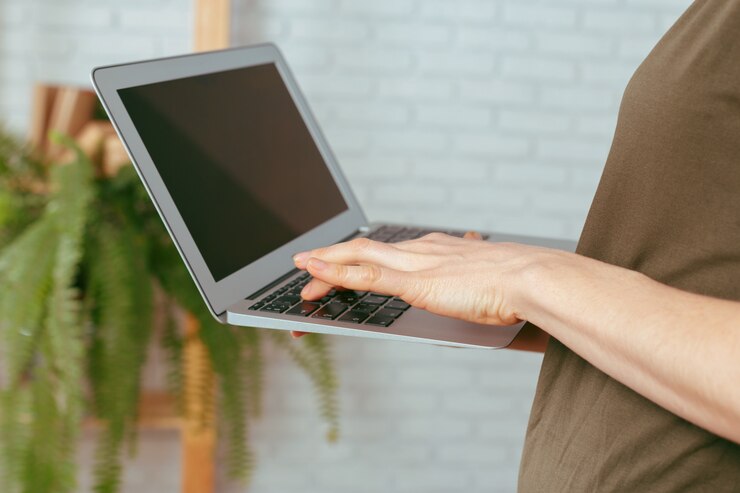 Foto mujer usando laptop, en el interior