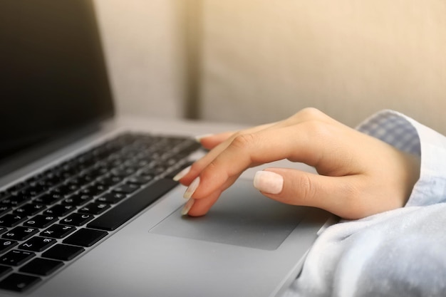 Mujer usando laptop en interiores