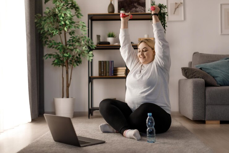 Mujer usando laptop mientras hace ejercicio