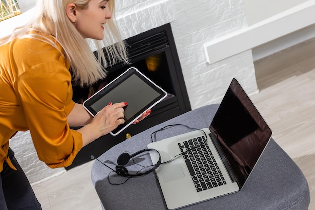 Mujer usando laptop y trabajando desde casa