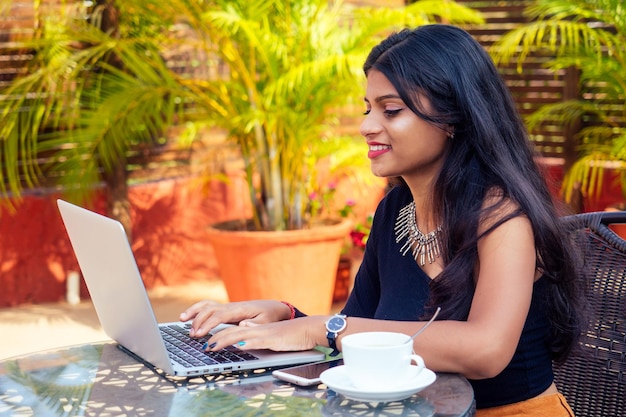 Mujer usando laptop. trabajo remoto y freelance