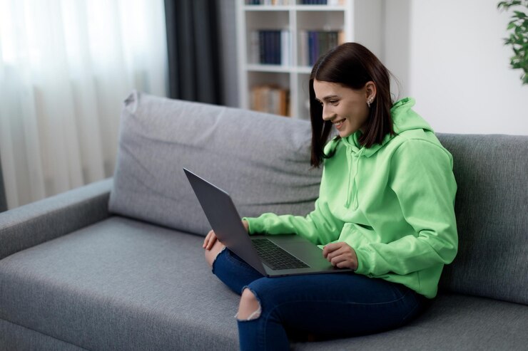 Mujer usando laptop para videochat