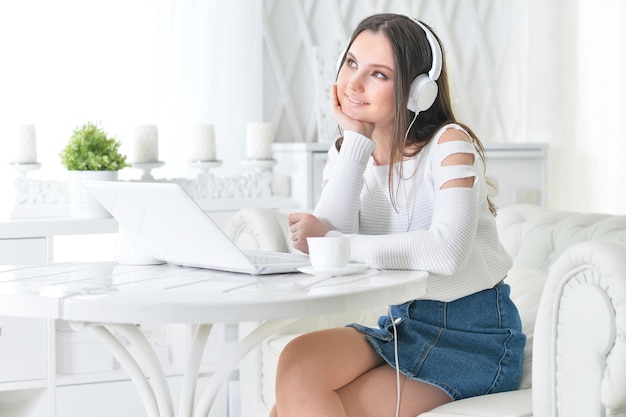 Mujer usando una laptop