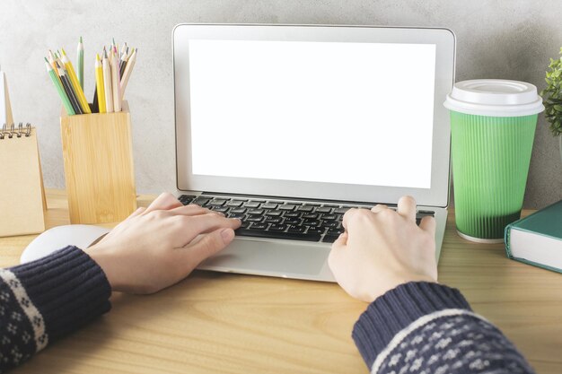 Mujer usando laptop