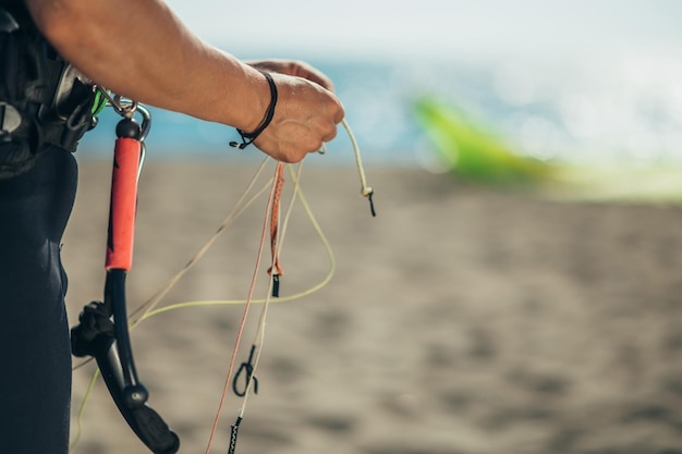 Mujer usando líneas voladoras y una barra de control para el kitesurf