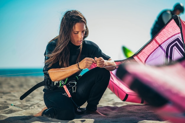 Mujer usando líneas voladoras y una barra de control para el kitesurf