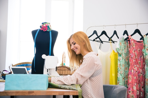Mujer usando la máquina de coser