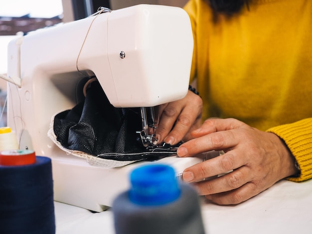 Mujer usando la máquina de coser