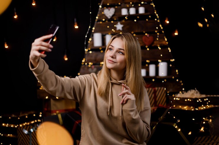 Mujer usando móvil para selfie