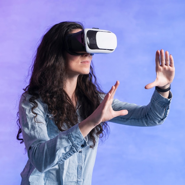 Foto mujer usando nueva tecnología vr y gesticulando