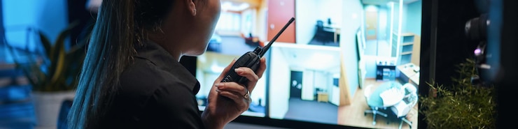 Foto mujer usando la radio en la sala de seguridad
