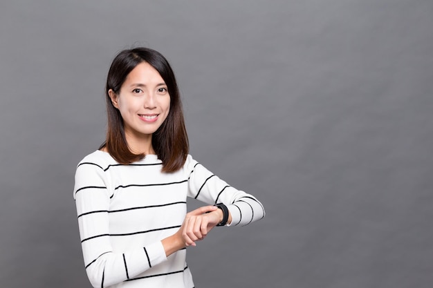 Mujer usando reloj inteligente