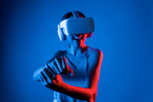 Foto mujer usando sable virtual en serio jugando juegos de lucha en meta alucinación