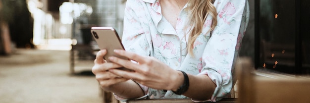 Mujer usando su teléfono en un café