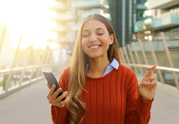 Mujer usando su teléfono inteligente al aire libre