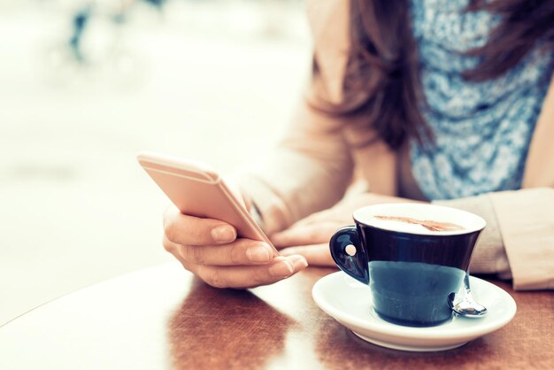 Mujer usando su teléfono inteligente