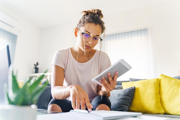 Mujer usando tablet en casa