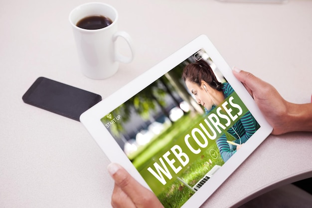 Foto mujer usando tablet pc contra anuncio de curso web