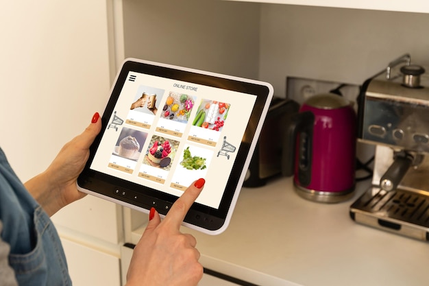 Mujer usando una tableta digital para comprar en línea.