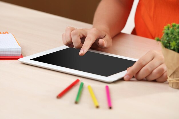 Mujer usando tableta digital en el lugar de trabajo de cerca