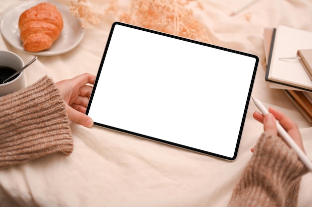 Mujer usando tableta leyendo algo en el sitio web desplazándose en la plataforma de compras en línea