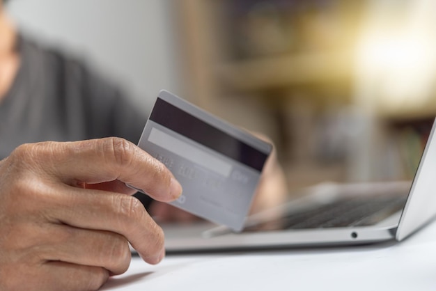 Mujer usando tarjeta de crédito para compras en línea banca por internet pago en línea dinero pago de comercio electrónico.