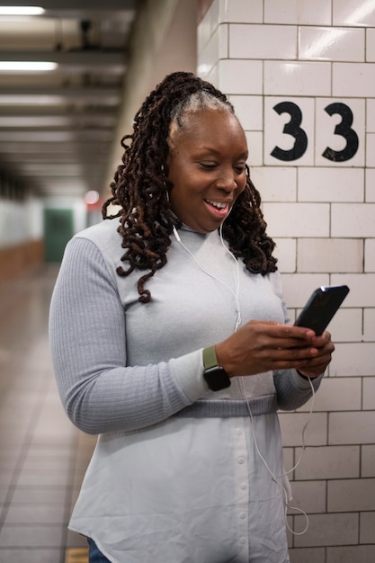 Mujer usando tecnología mientras viaja por la ciudad