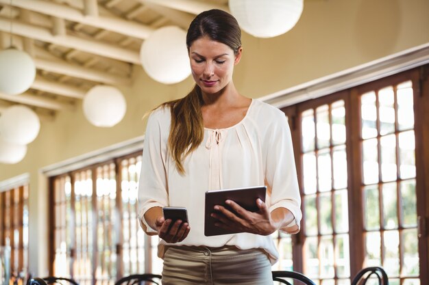 Mujer usando tecnología