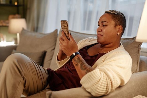 Mujer usando teléfono en casa