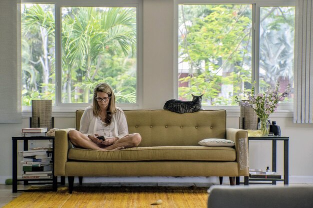 Foto mujer usando teléfono inteligente en casa