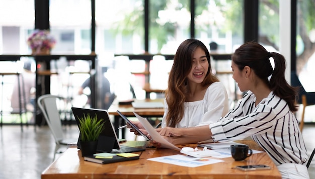 Mujer usando teléfono inteligente en la mesa